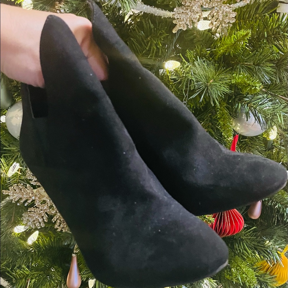Black Nine West slip on boots.